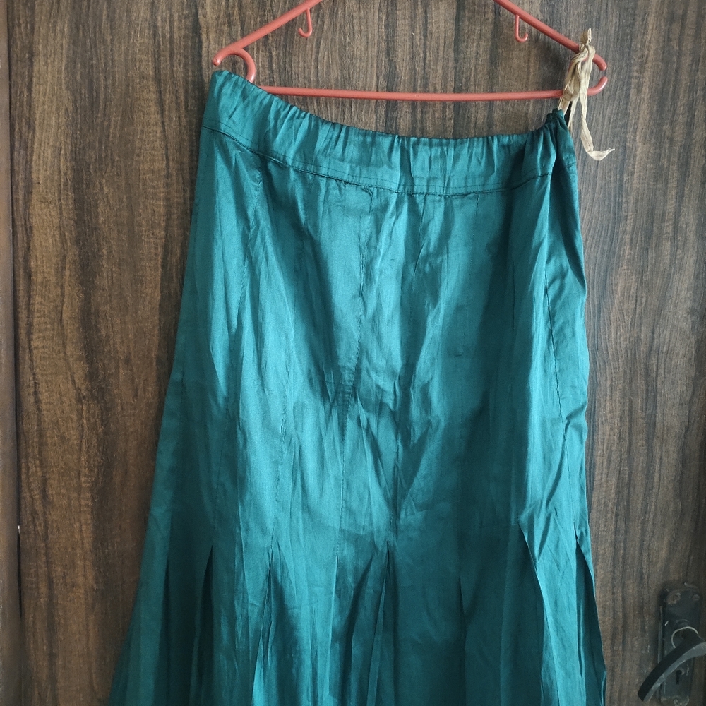 Heavy sating silk embroidered lehnga skirt - Picture 6 of 6